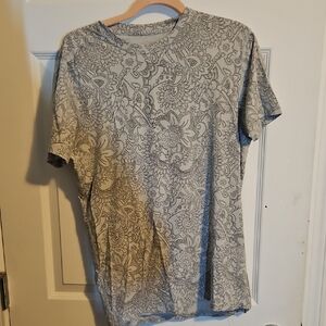Lululemon Athletica Gray Patterned Short Sleeve Tee